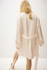 Robe de chambre en satin avec dentelle.