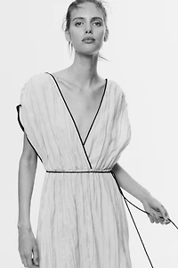 Robe froissée avec détail à nouer