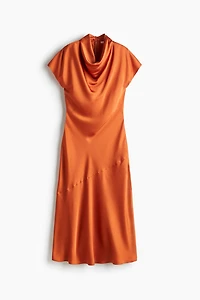 Robe en satin avec encolure bénitier