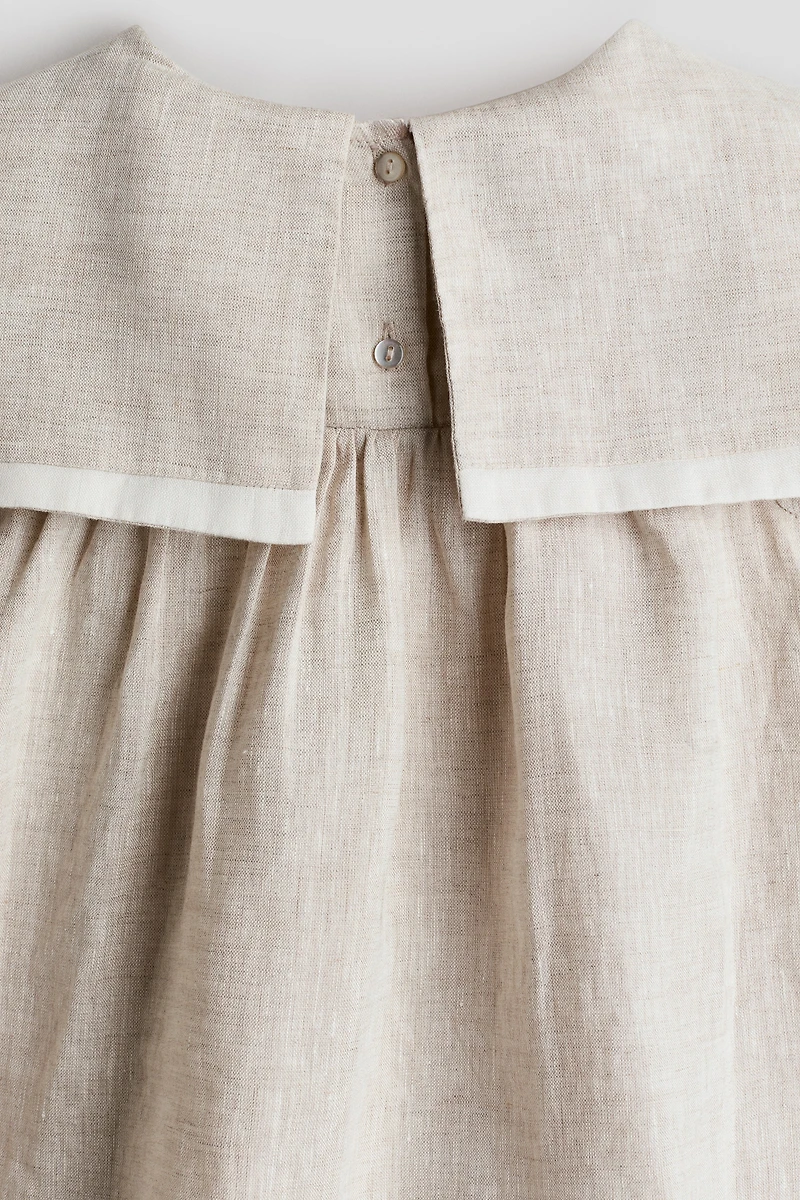 Robe en lin avec col marin