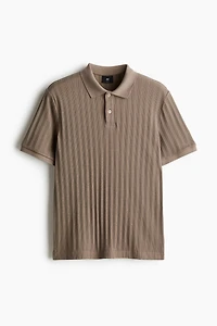 Polo près du corps en jersey texturé