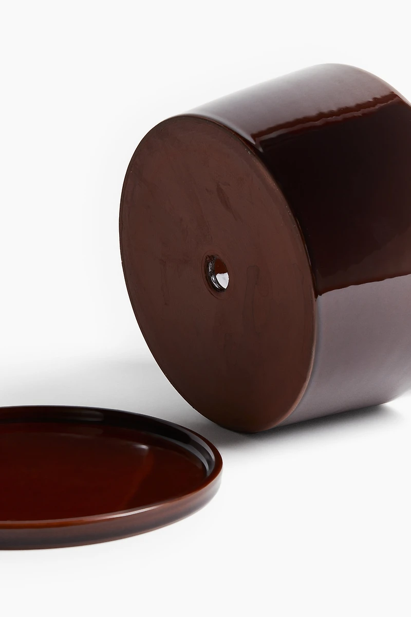 Large pot de fleurs en terracotta avec soucoupe