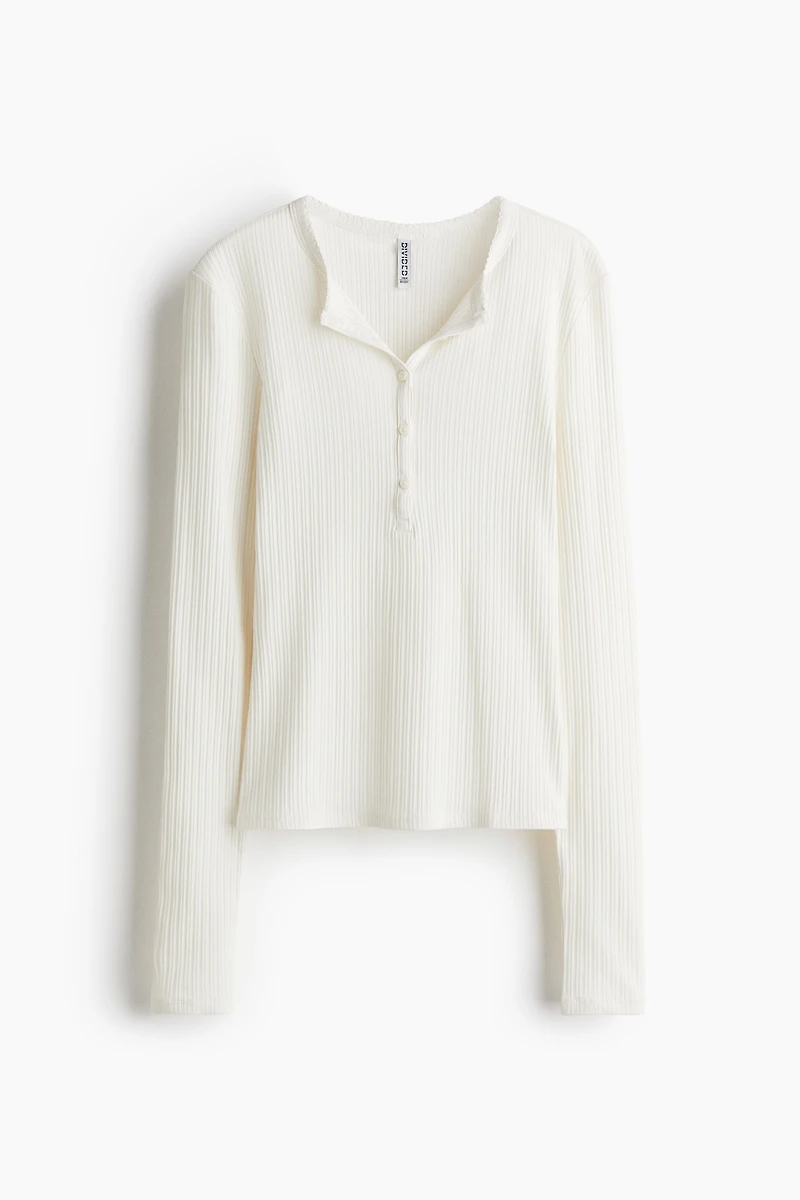 Haut côtelé avec encolure boutonnée