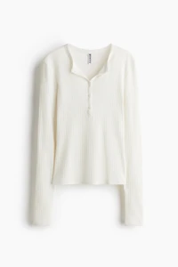 Haut côtelé avec encolure boutonnée