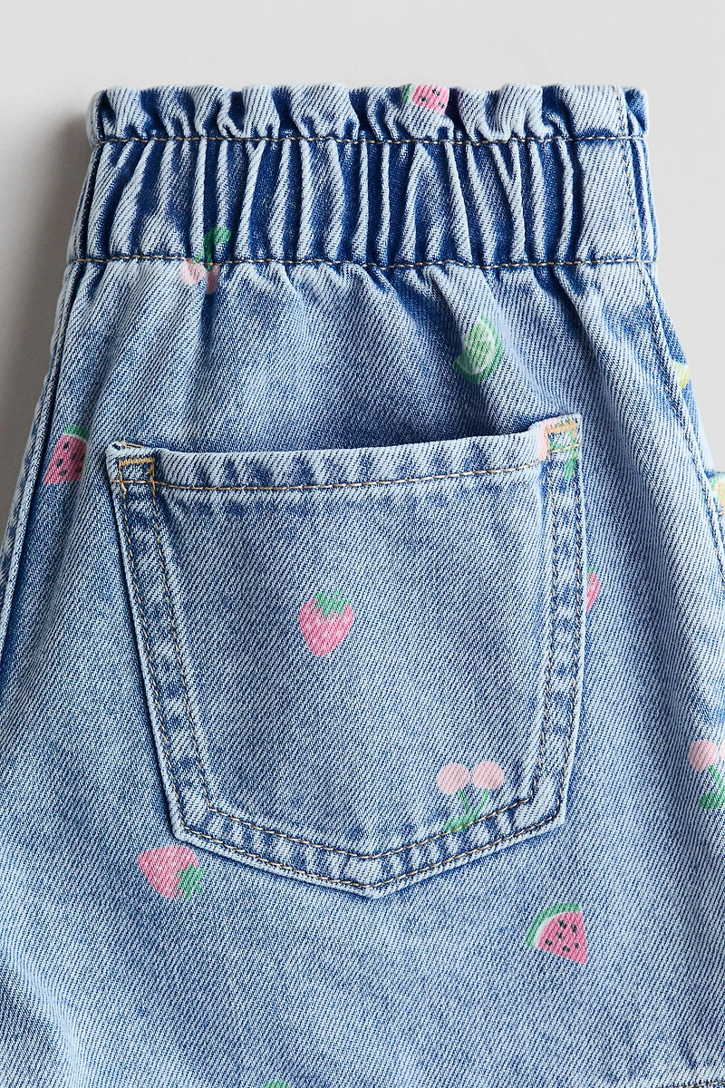 Short brodé en denim