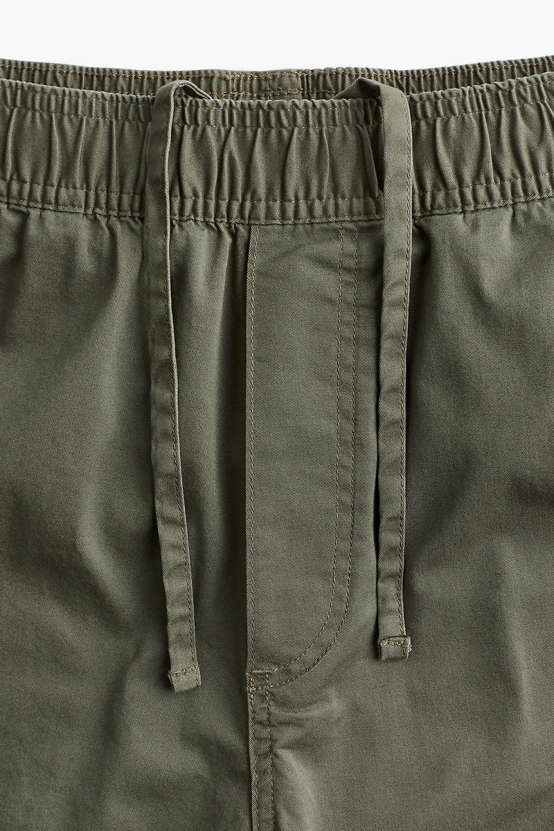 Loose Fit Twill Cargo Shorts
