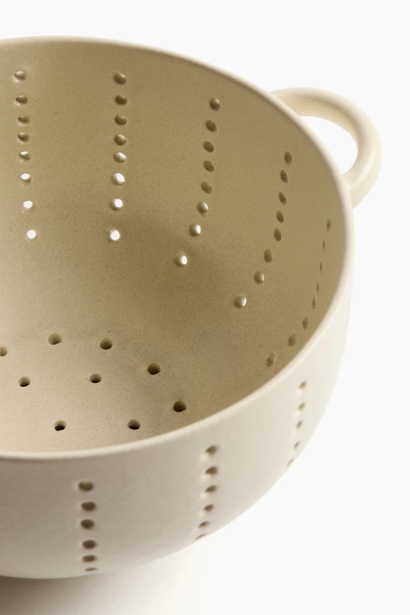 Reactive-Glaze Colander