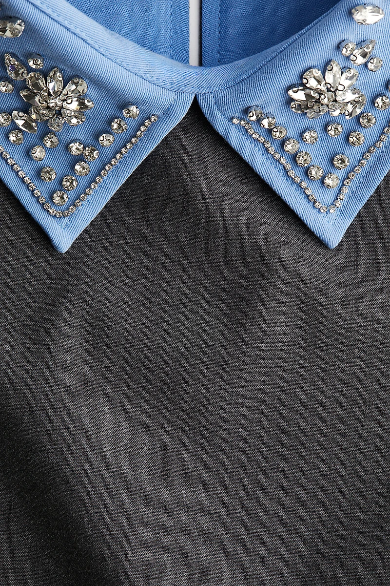 Robe trapèze avec col ornementé