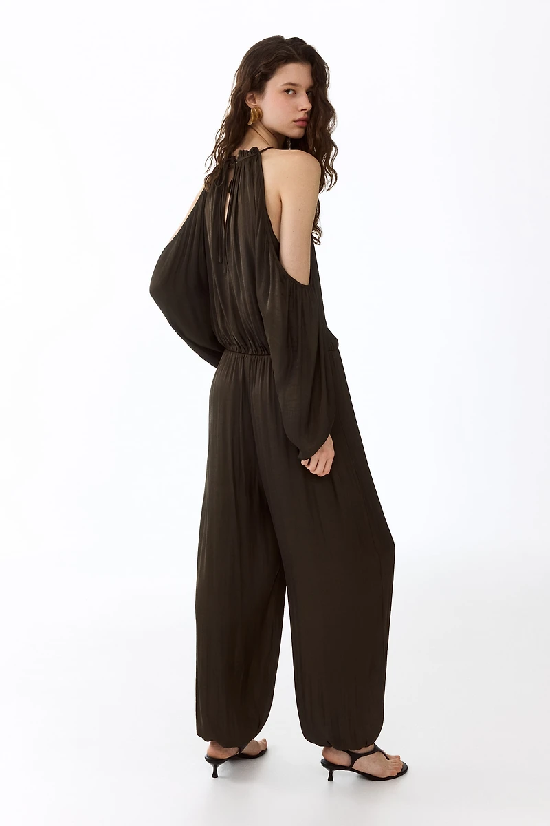 Combi-pantalon en satin avec épaules dénudées