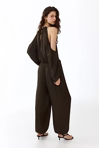 Combi-pantalon en satin avec épaules dénudées
