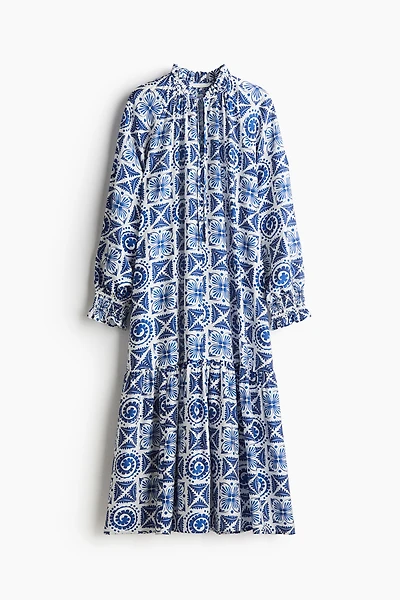 Robe à col volanté