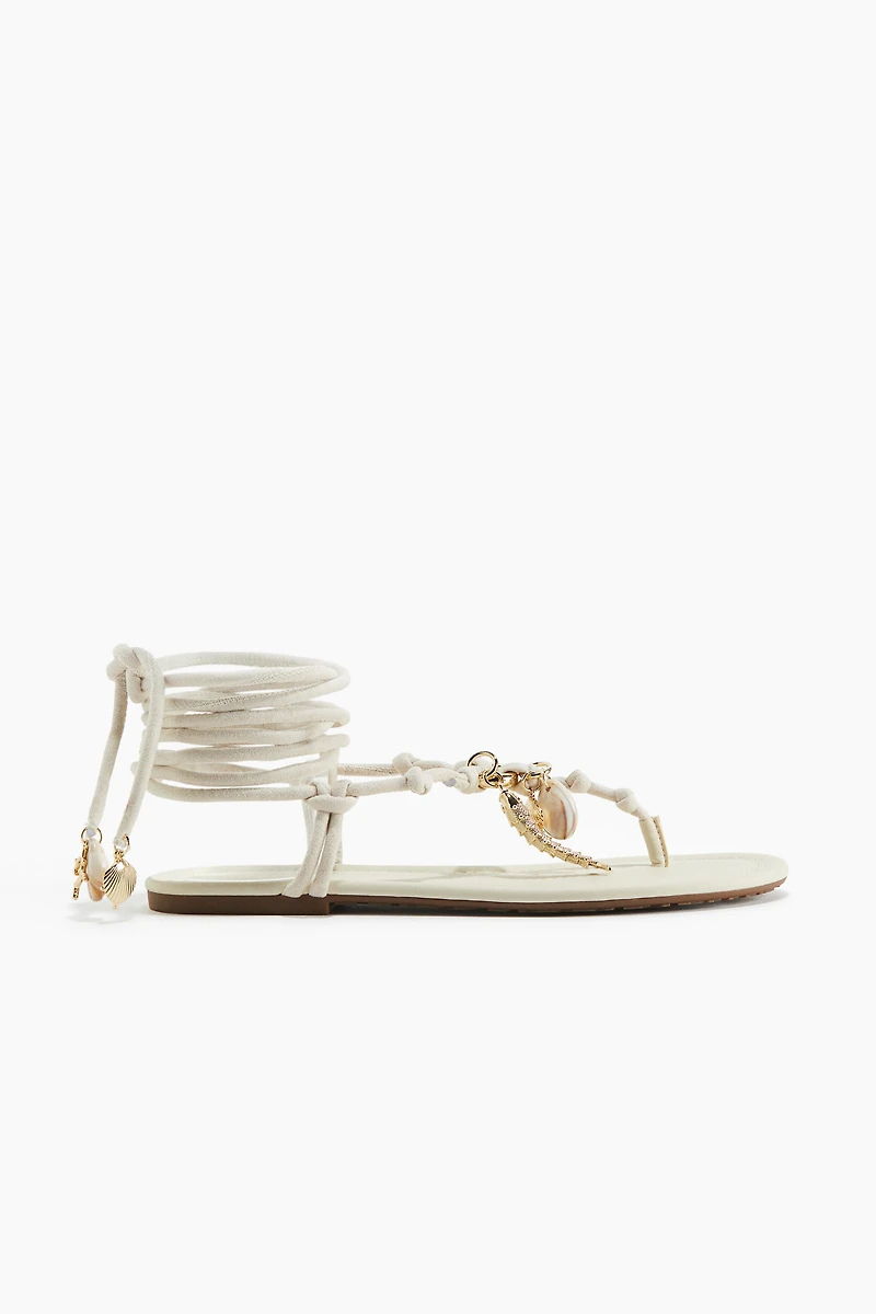 Sandales à pendentifs