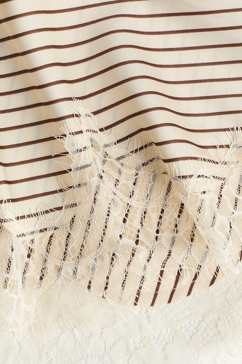 Foulard triangulaire avec dentelle