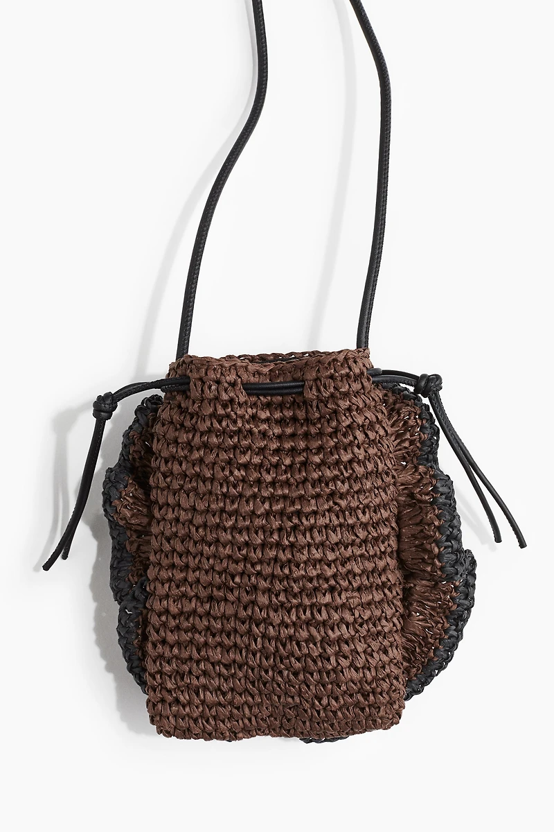 Sac en paille pour téléphone avec appliqué