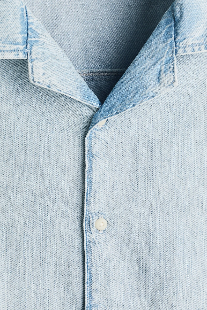 Chemise coupe classique en denim avec col cubain