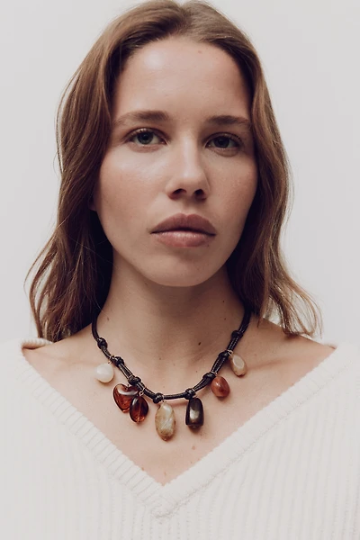 Collier cordon avec breloques