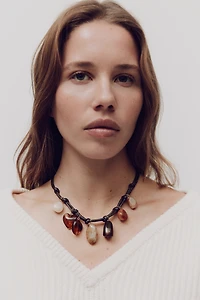 Collier cordon avec breloques