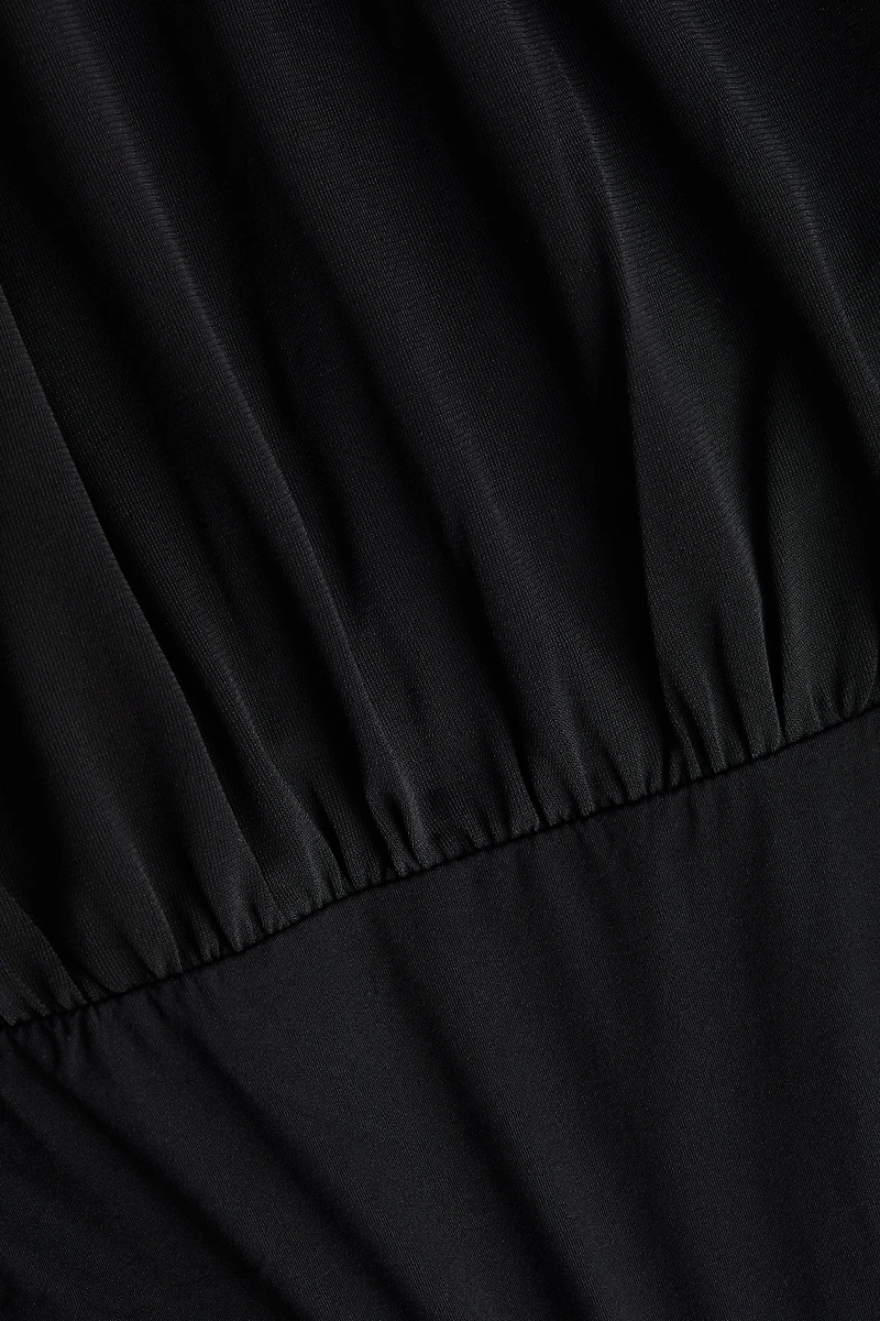 Maillot string drapé à encolure en V