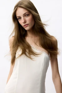 Robe asymétrique à volant