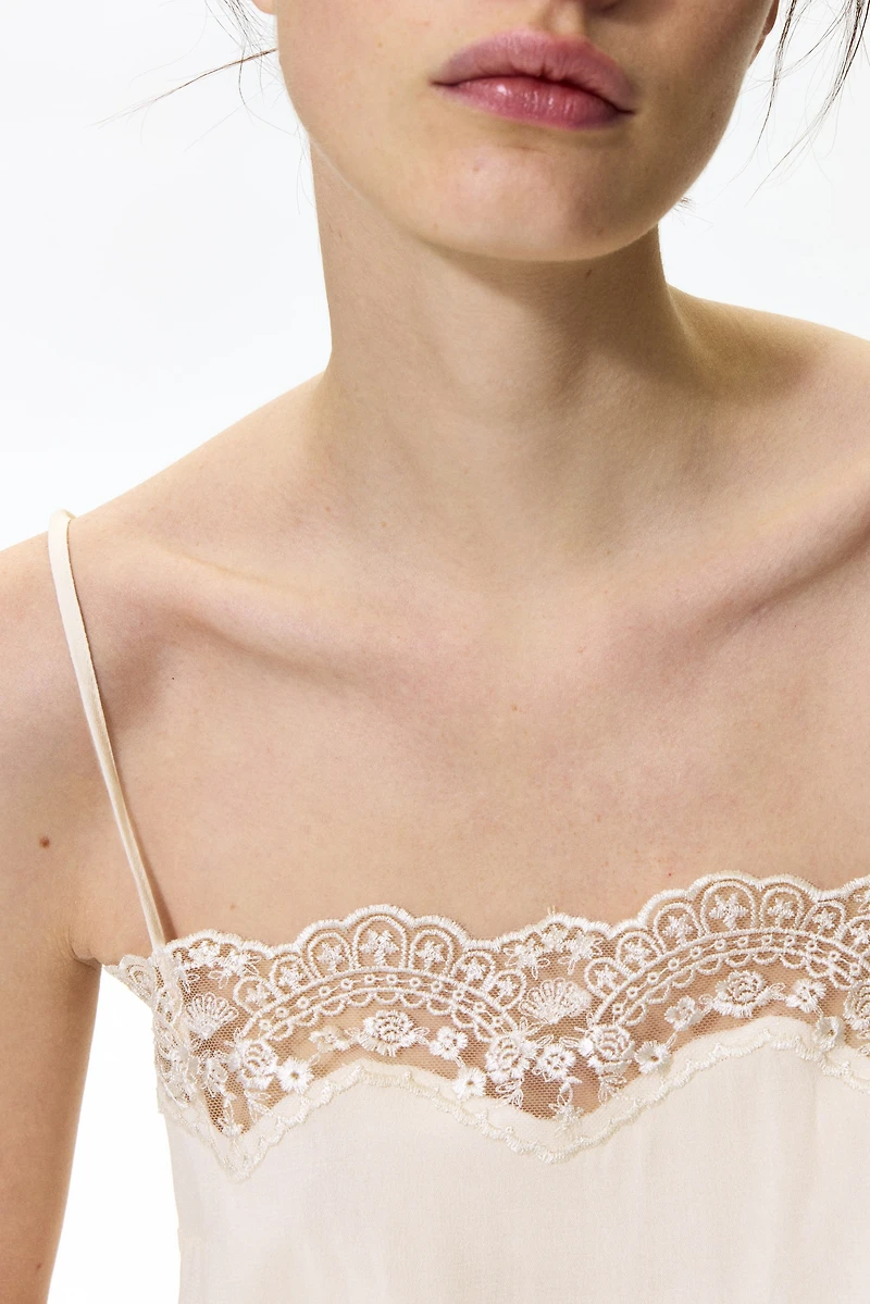 Haut à bretelles fines avec dentelle