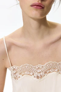 Haut à bretelles fines avec dentelle