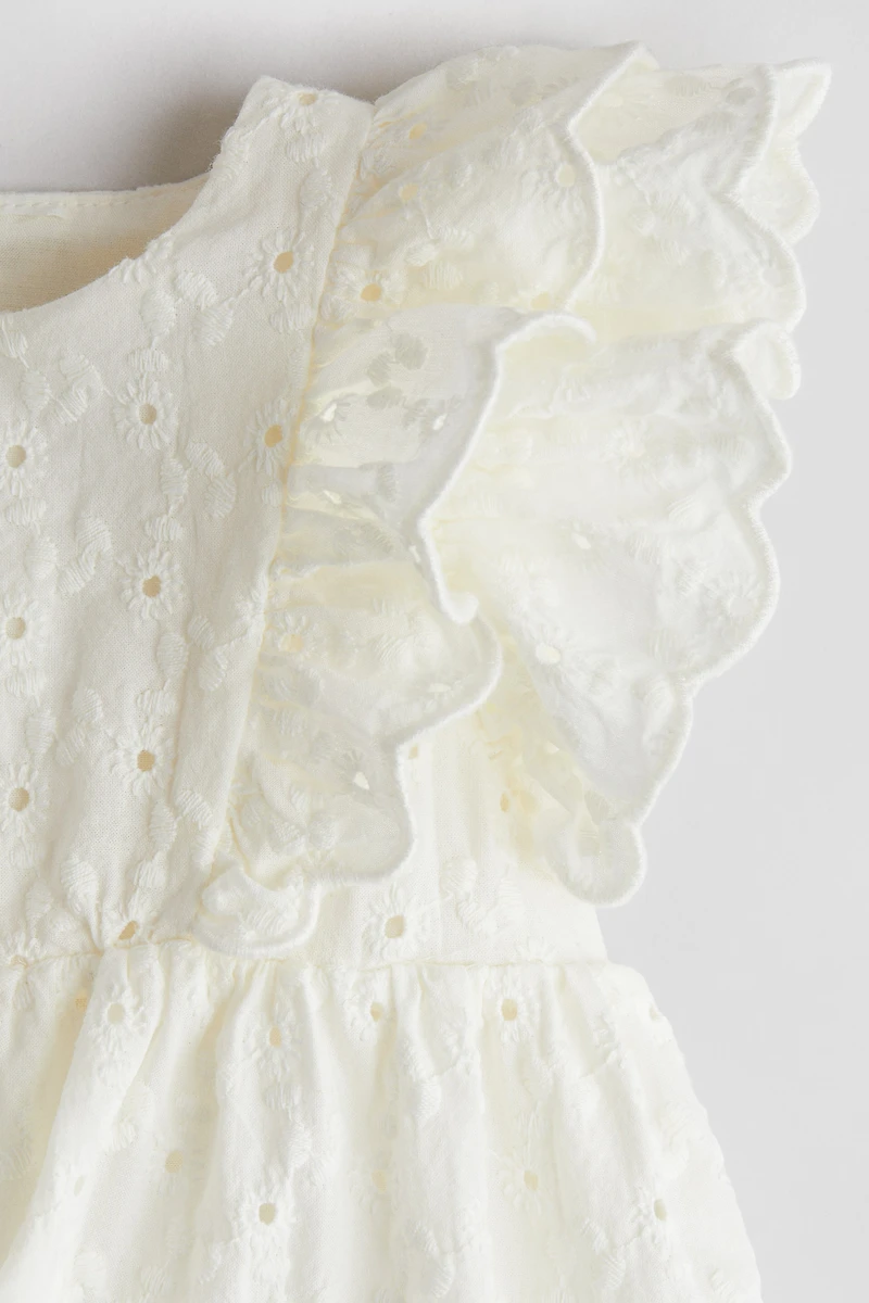 Robe à volant avec broderie anglaise