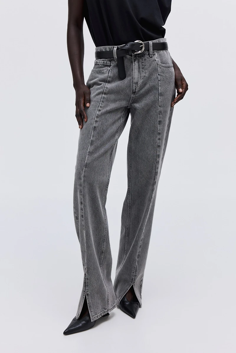 Jean avec fente en bas de jambe