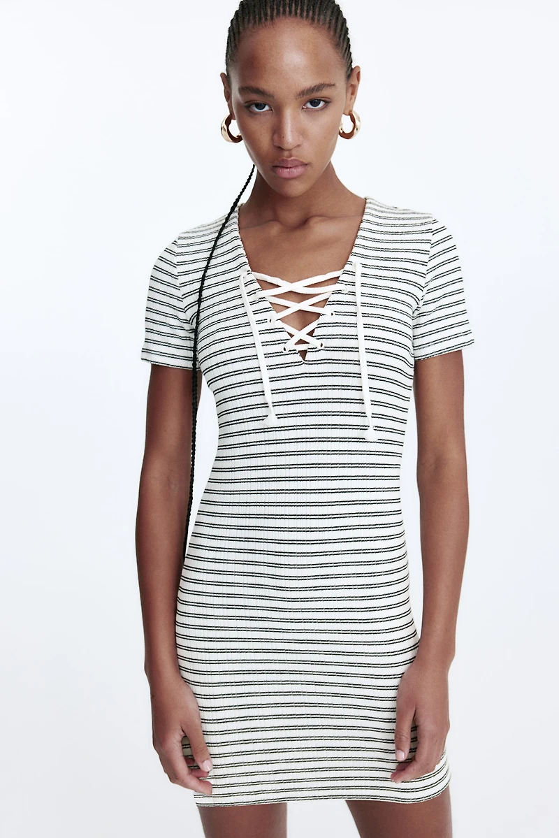 Robe moulante avec laçage