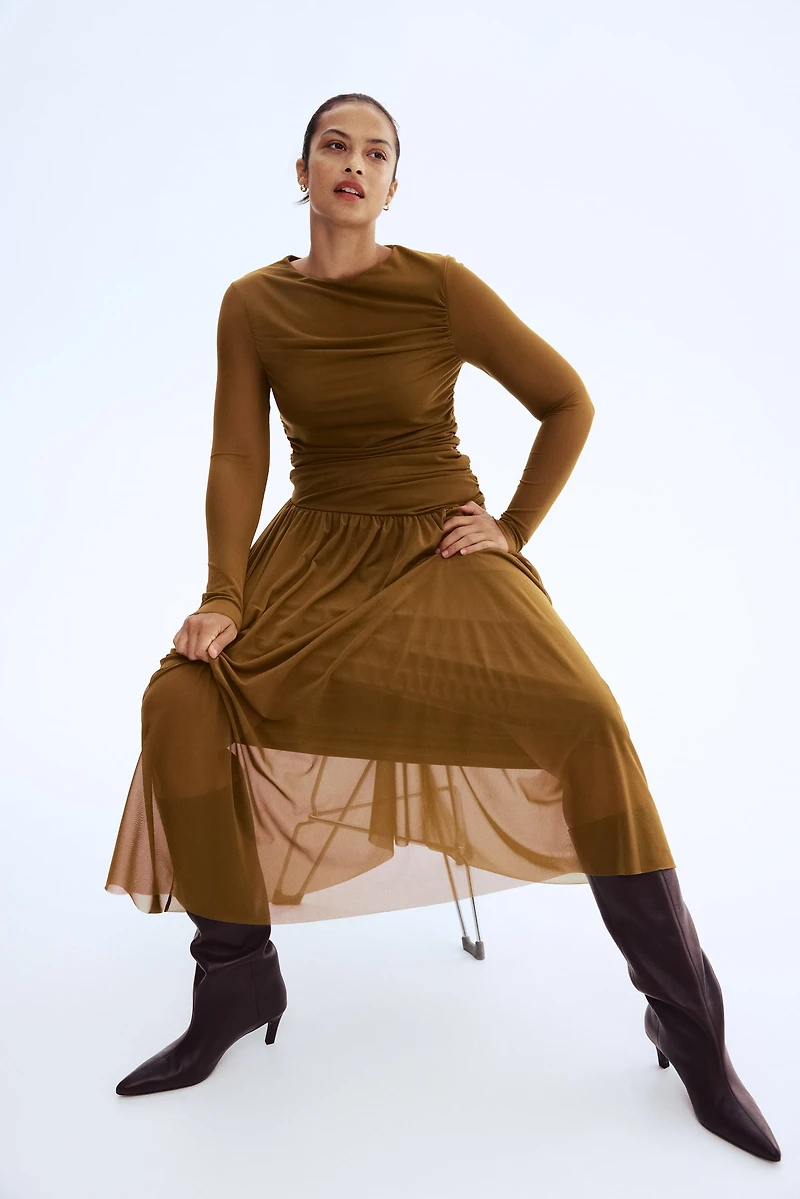 Robe en filet à effet drapé