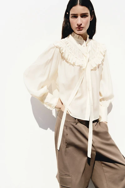 Blouse à volants plissés avec col nouer