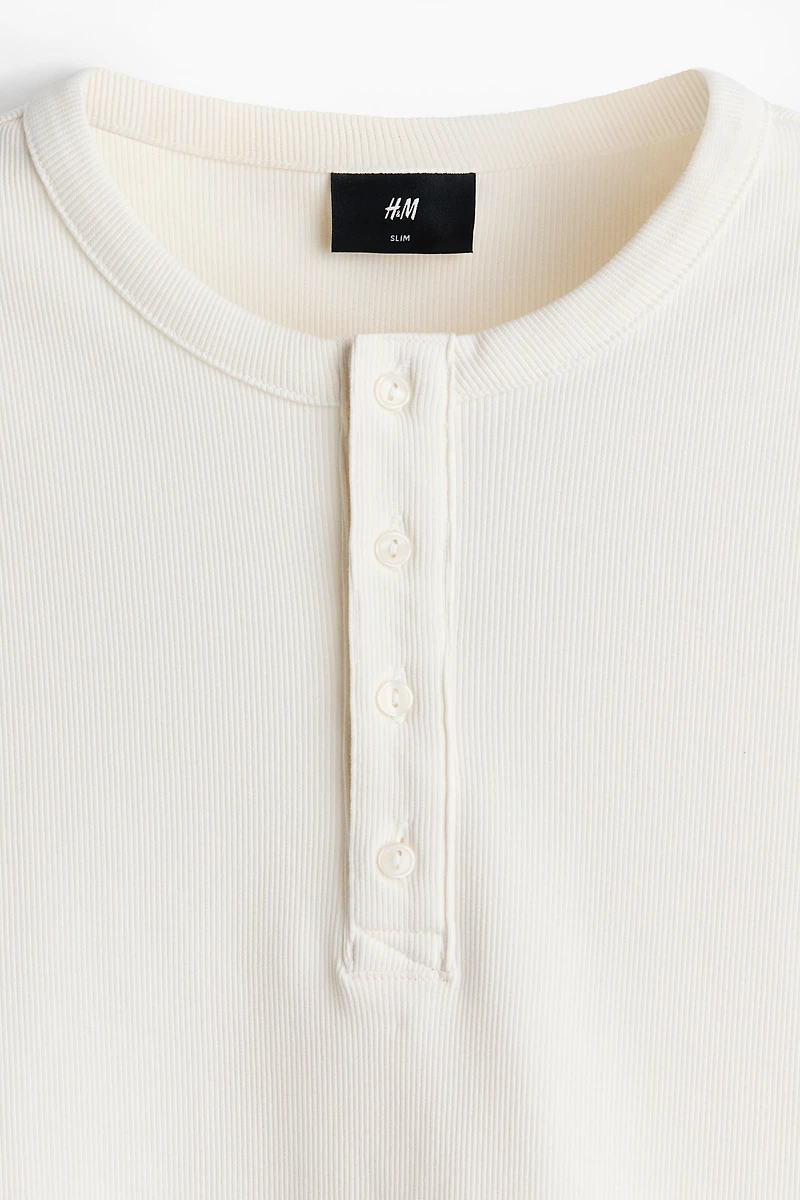T-shirt à encolure boutonnée près du corps