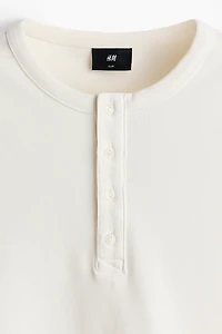T-shirt à encolure boutonnée près du corps