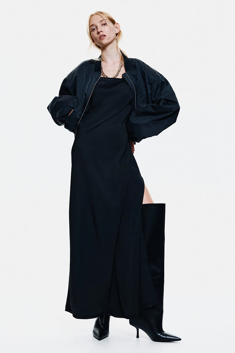 Robe à bretelles fines avec détail ceinture