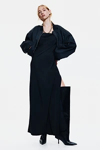 Robe à bretelles fines avec détail ceinture