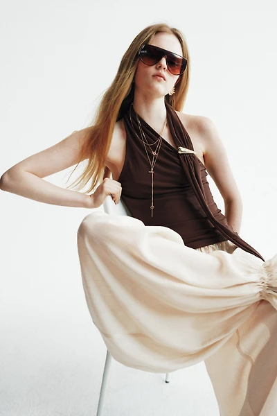 Haut dos nu avec détail en métal