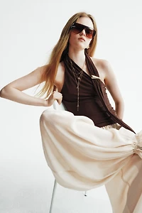 Haut dos nu avec détail en métal