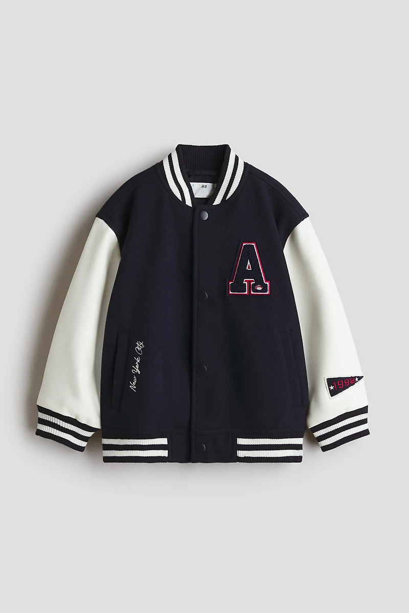 Veste de baseball à motifs brodés comme détails