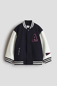 Veste de baseball à motifs brodés comme détails