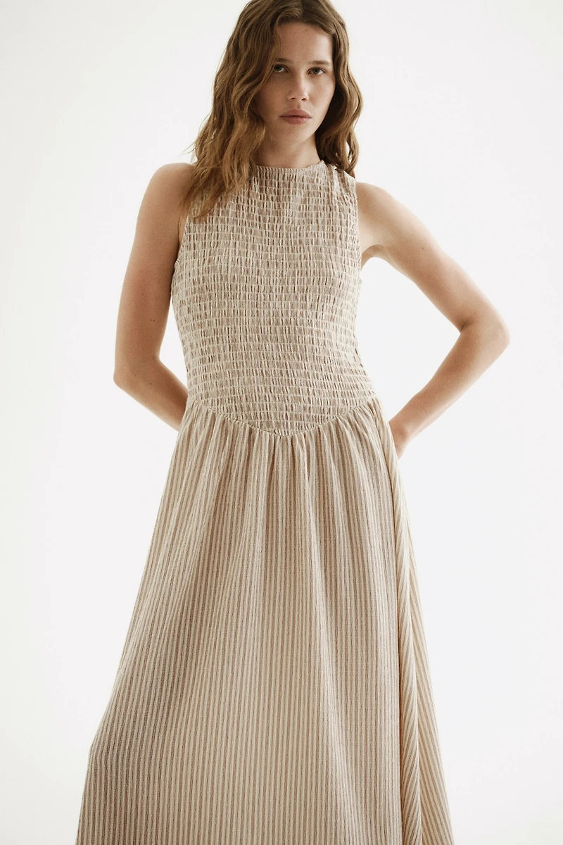 Robe à dos ouvert avec corsage smocké