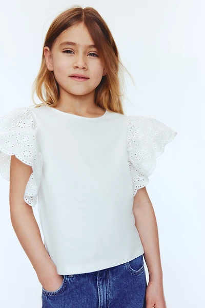 Haut à manches volantées avec broderie anglaise