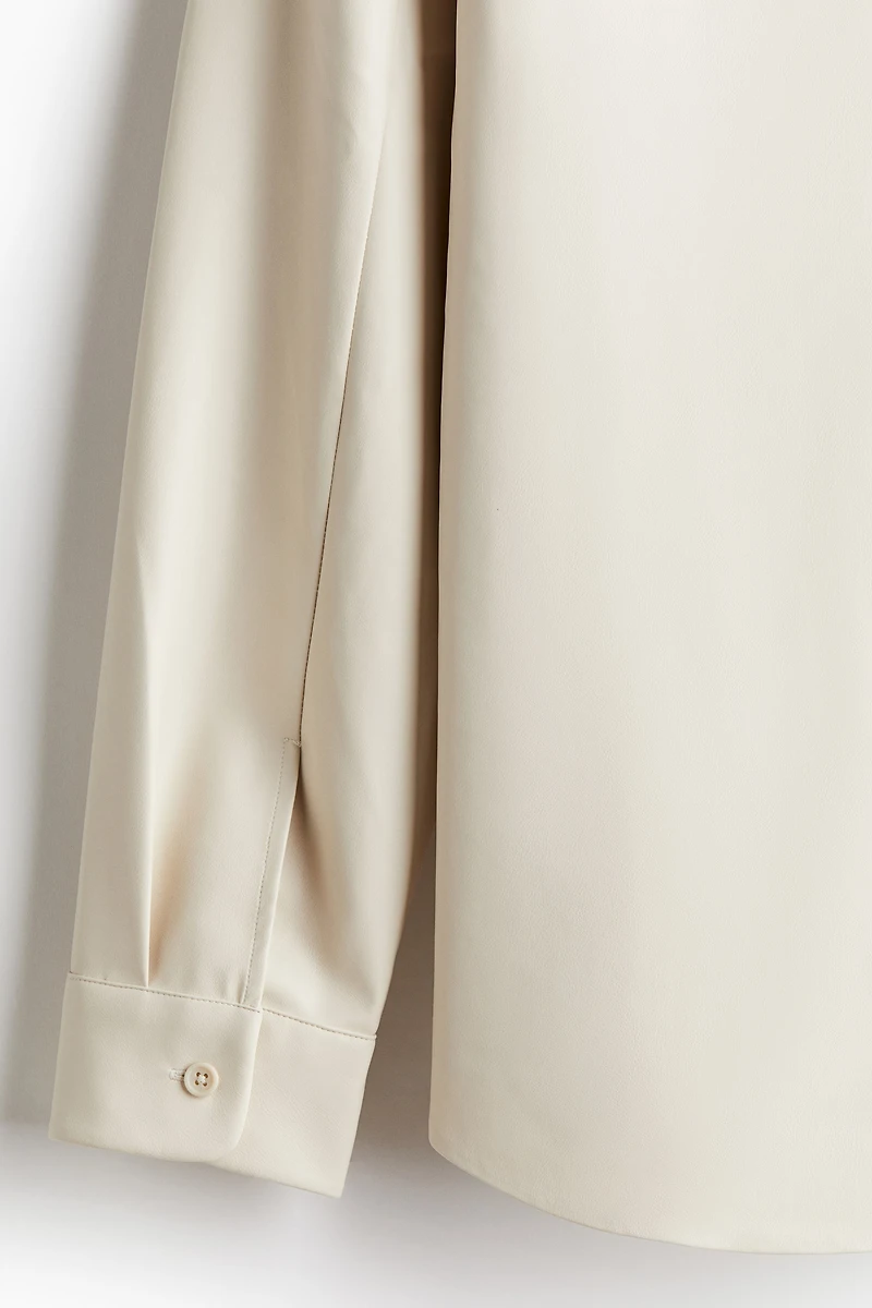 Chemise coupe classique en tissu enduit