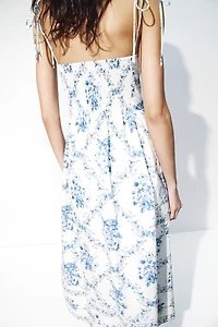 Robe à bretelles fines avec jupe évasée