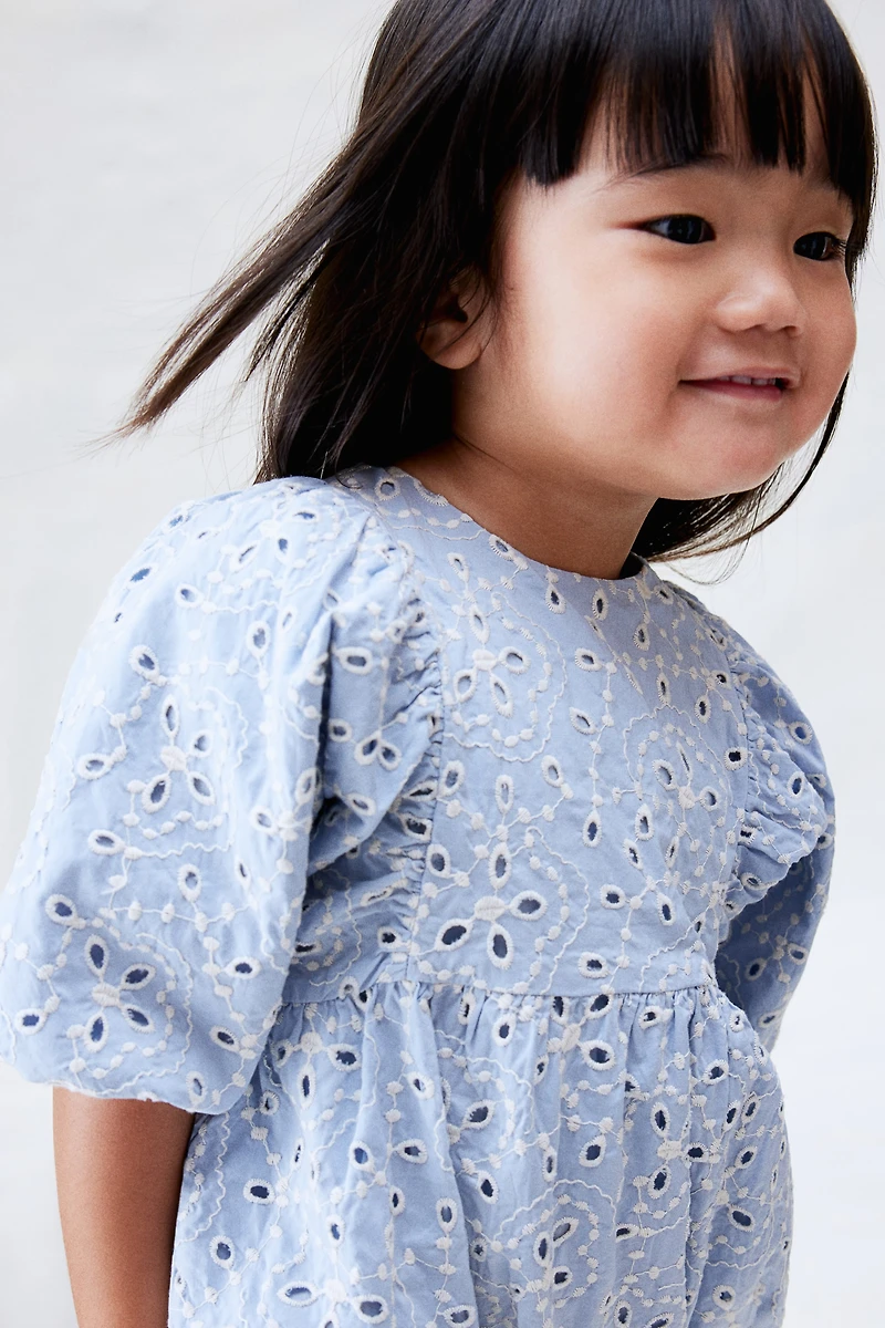 Barboteuse avec broderie anglaise