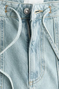 Jean classique avec jambes tonneau à la cheville