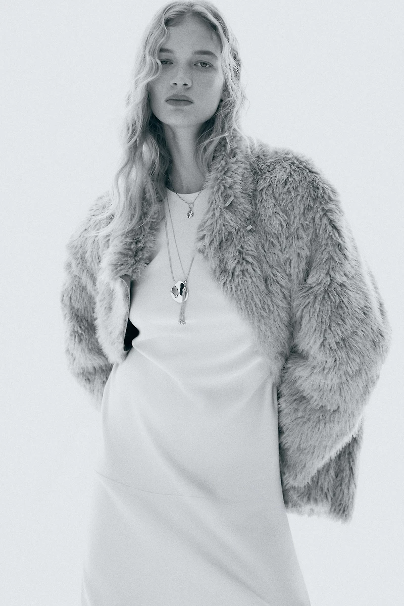 Robe avec dos ouvert et détail à nouer