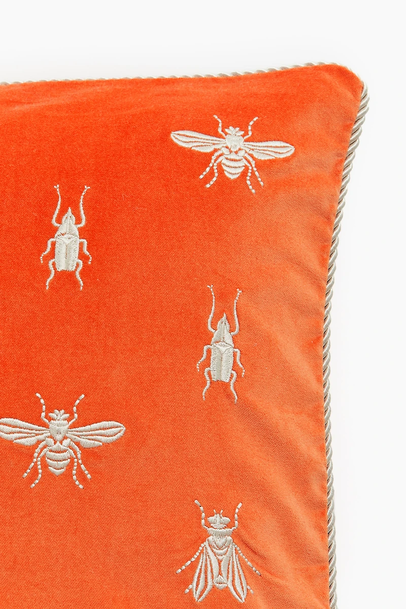 Housse de coussin brodée