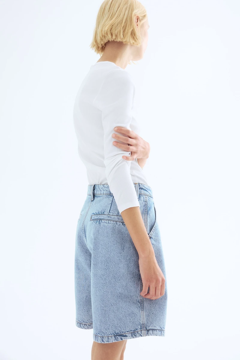 Short en denim à plis devant