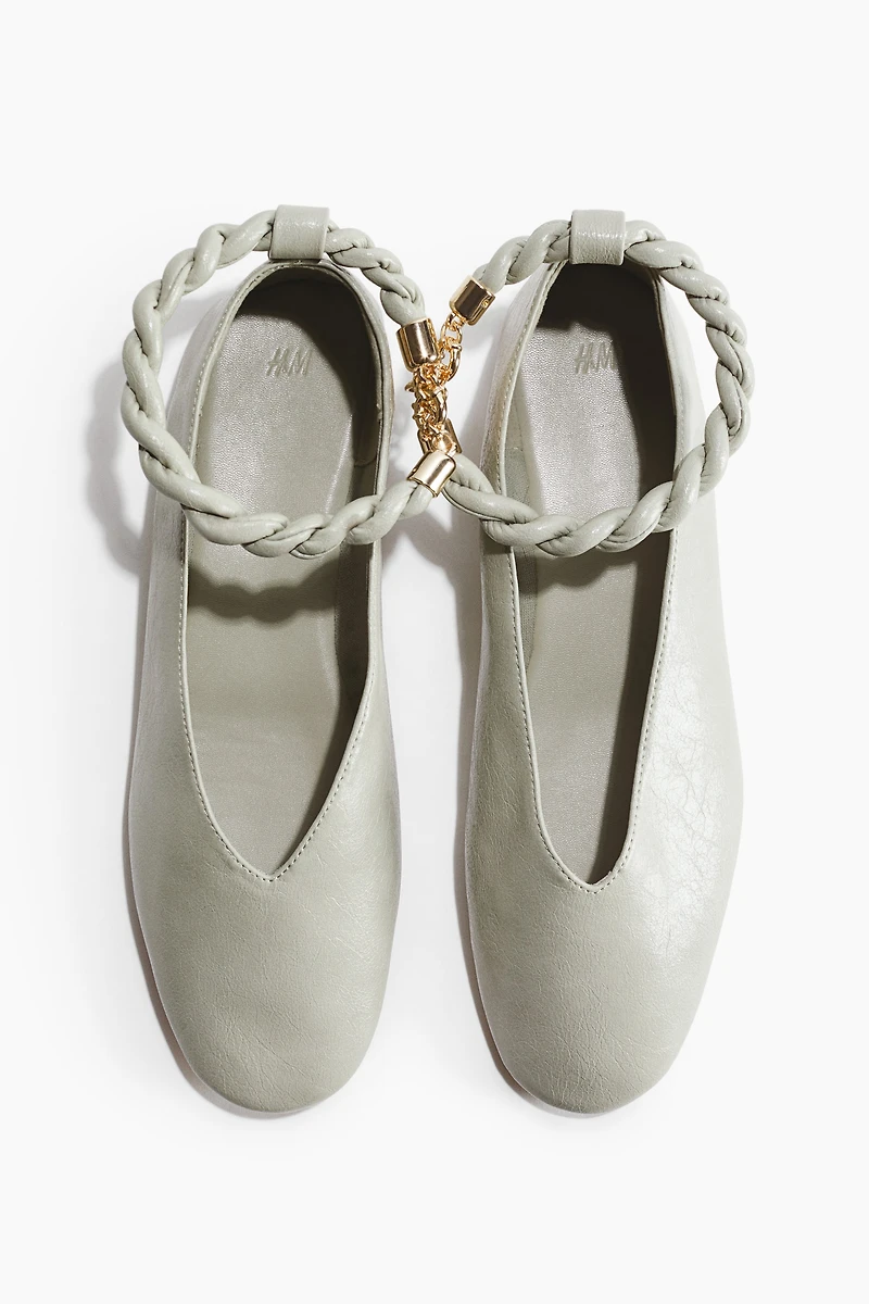 Twist-Detail Flats