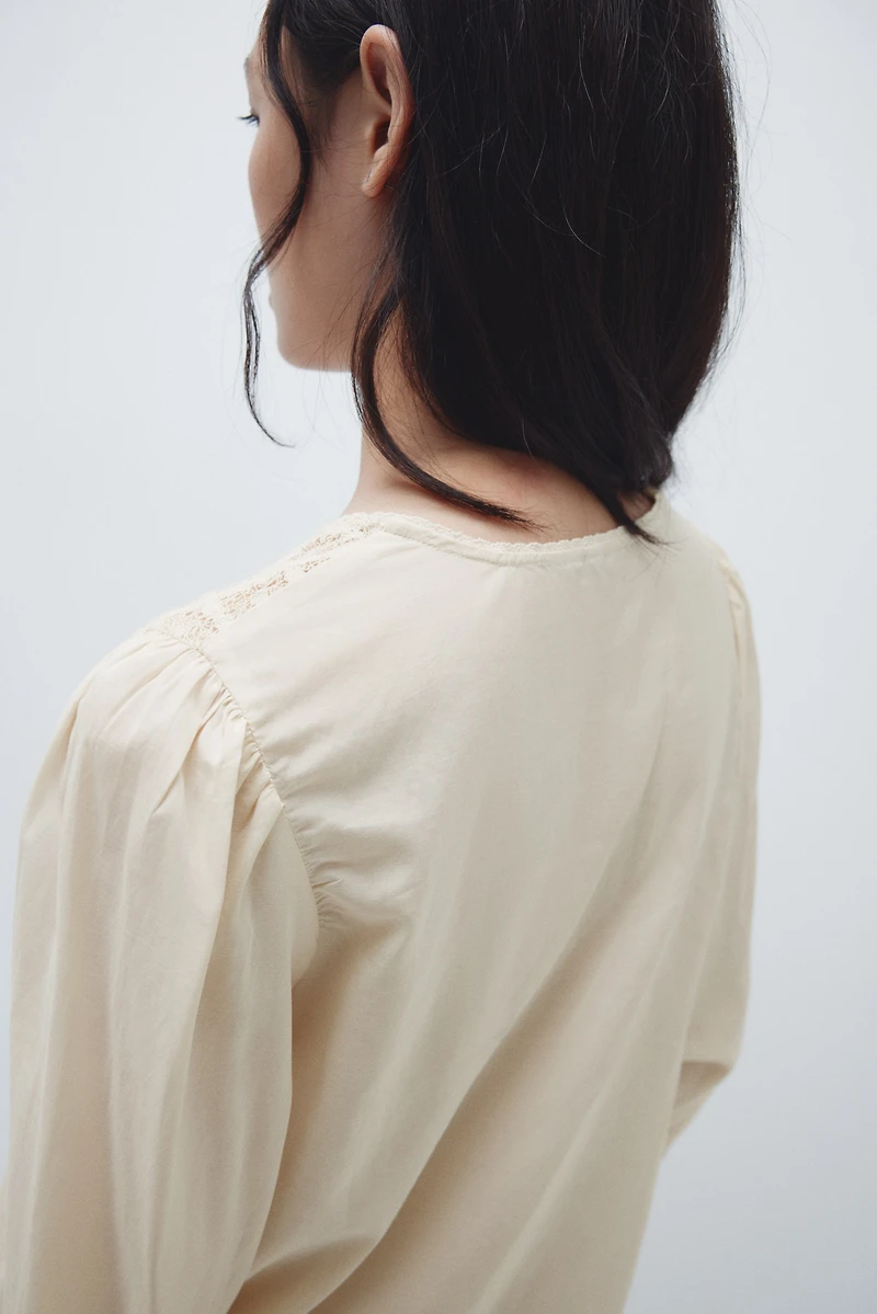 Blouse avec dentelle