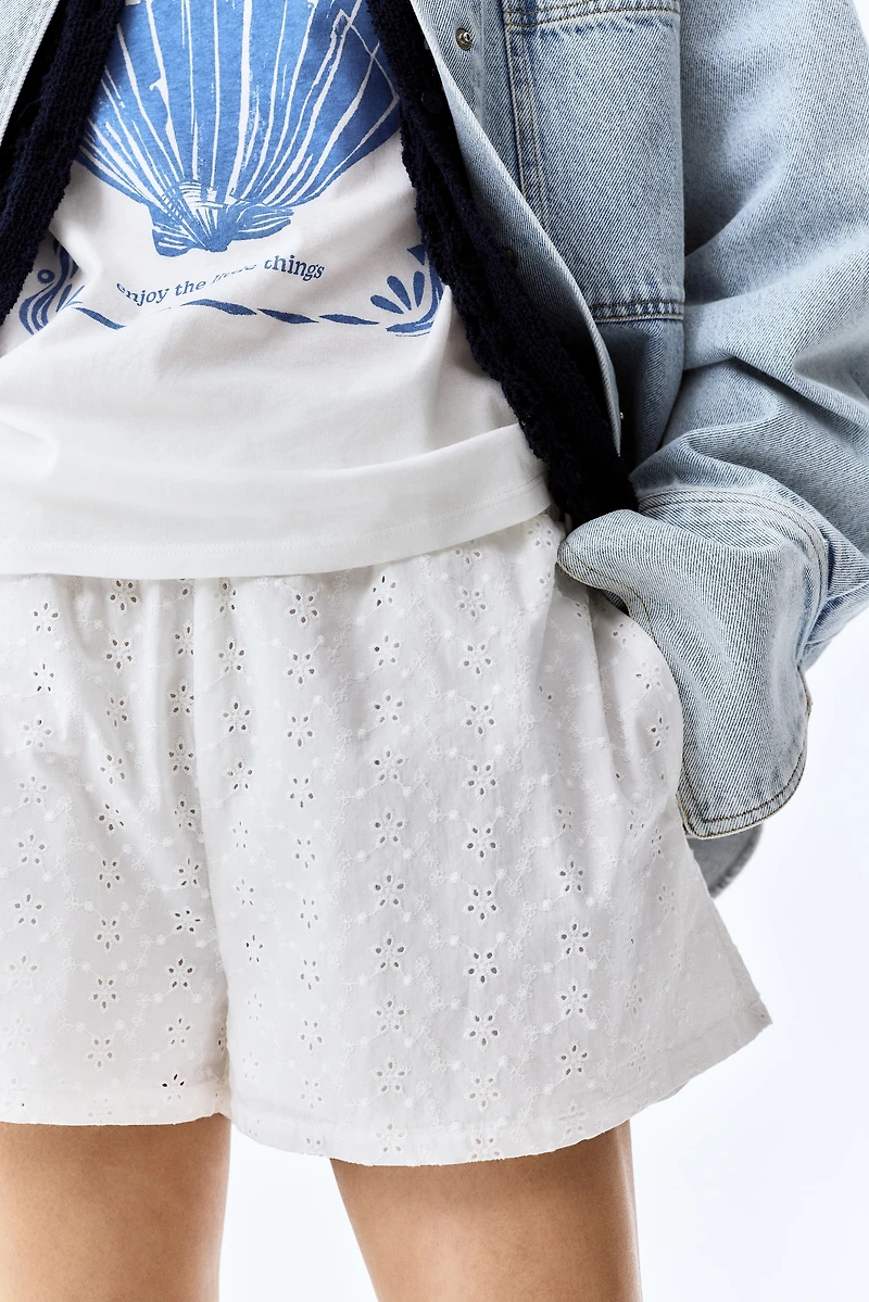 Short taille haute avec broderie anglaise